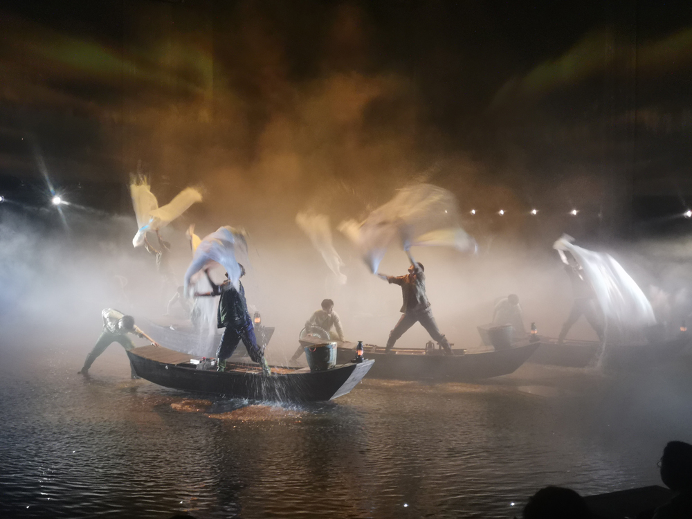 智杰優(yōu)16臺(tái)電動(dòng)平車(chē)批量交付，助力景區(qū)5D實(shí)景演出首演驚艷開(kāi)幕